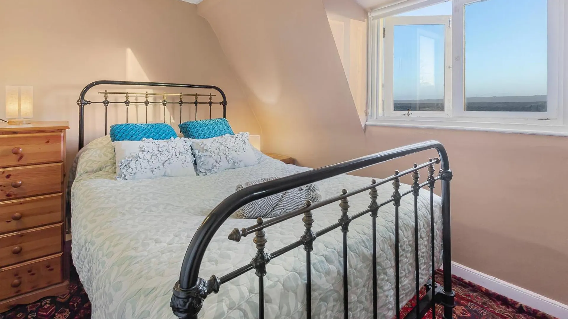 Spacestation Four 4 Bedroom Serviced Apartment By Altoluxoexperience Short Lets & Serviced Accommodation With Free Wifi Bristol 0*,