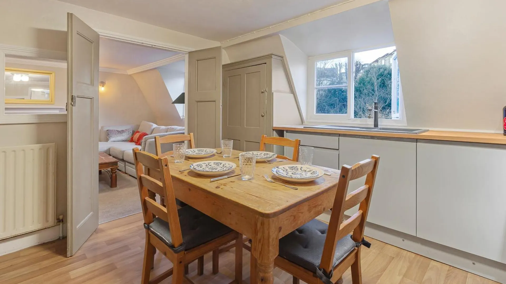 Spacestation Four 4 Bedroom Serviced Apartment By Altoluxoexperience Short Lets & Serviced Accommodation With Free Wifi Bristol