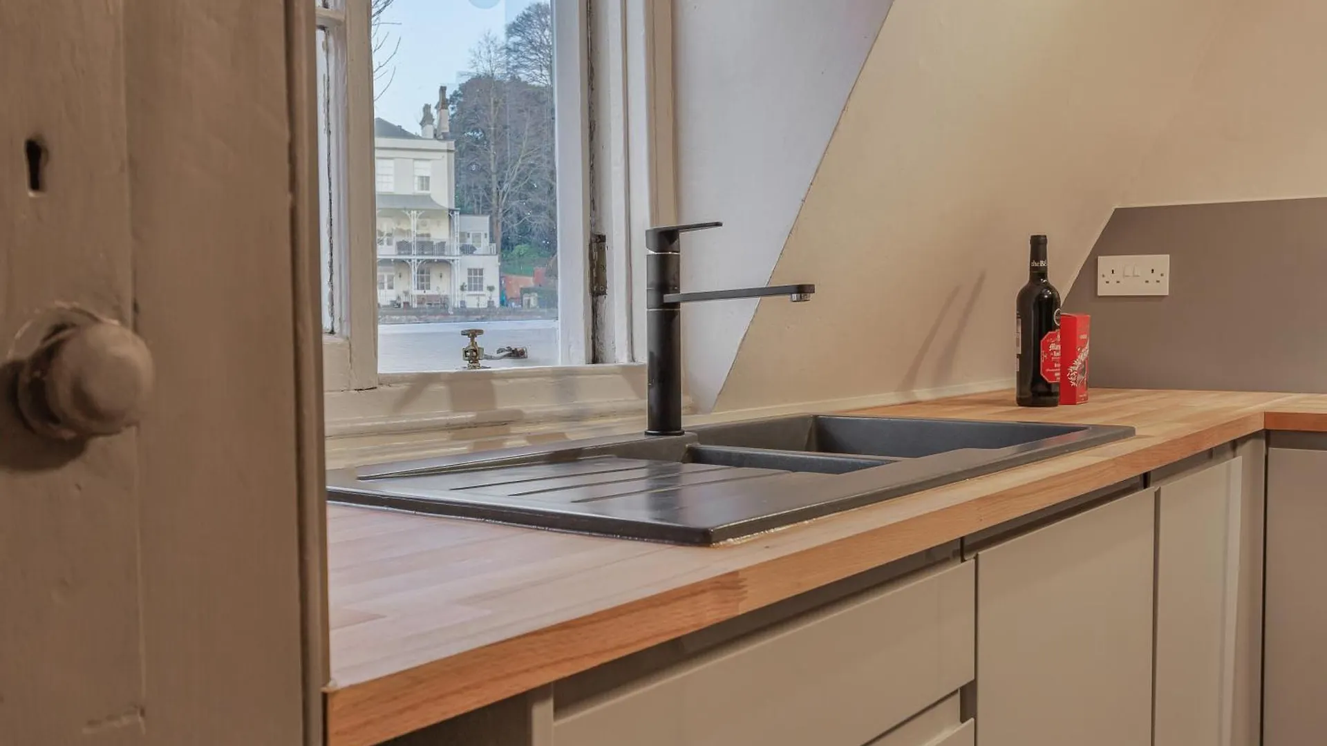 Spacestation Four 4 Bedroom Serviced Apartment By Altoluxoexperience Short Lets & Serviced Accommodation With Free Wifi Bristol