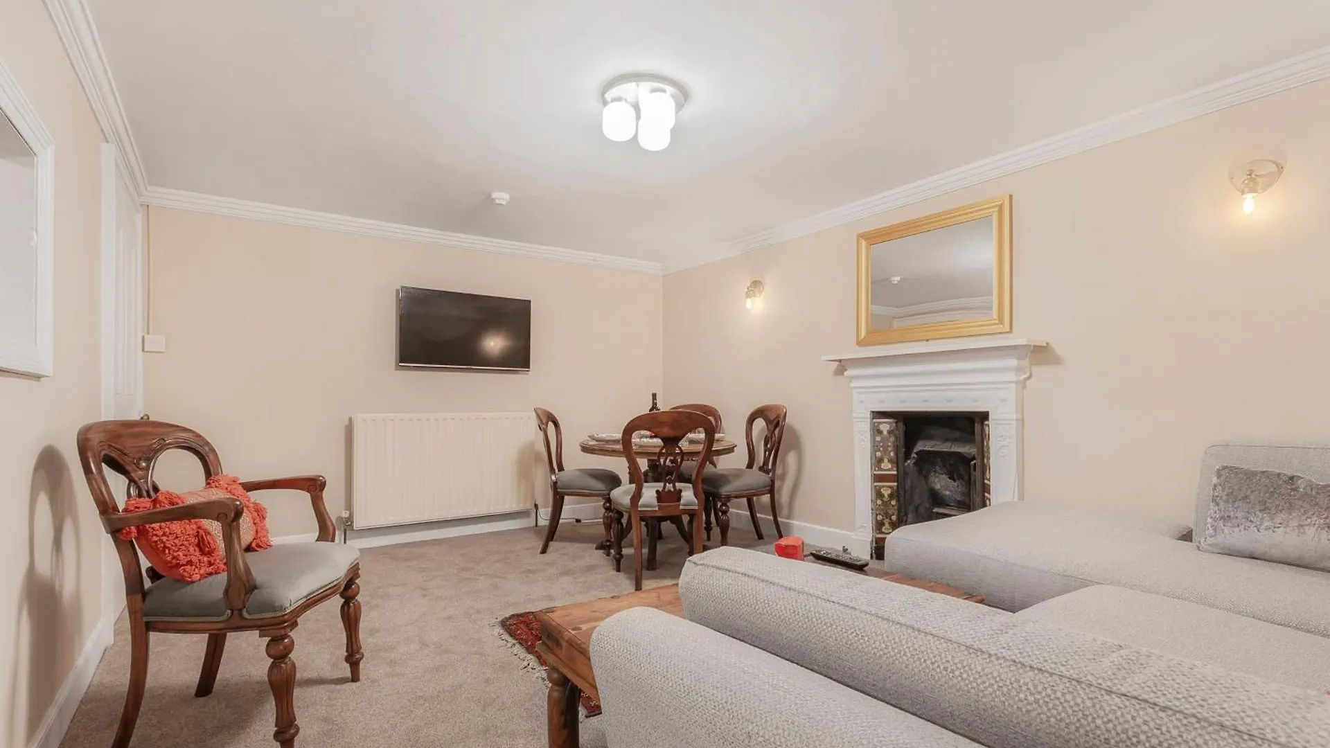 Spacestation Four 4 Bedroom Serviced Apartment By Altoluxoexperience Short Lets & Serviced Accommodation With Free Wifi Bristol