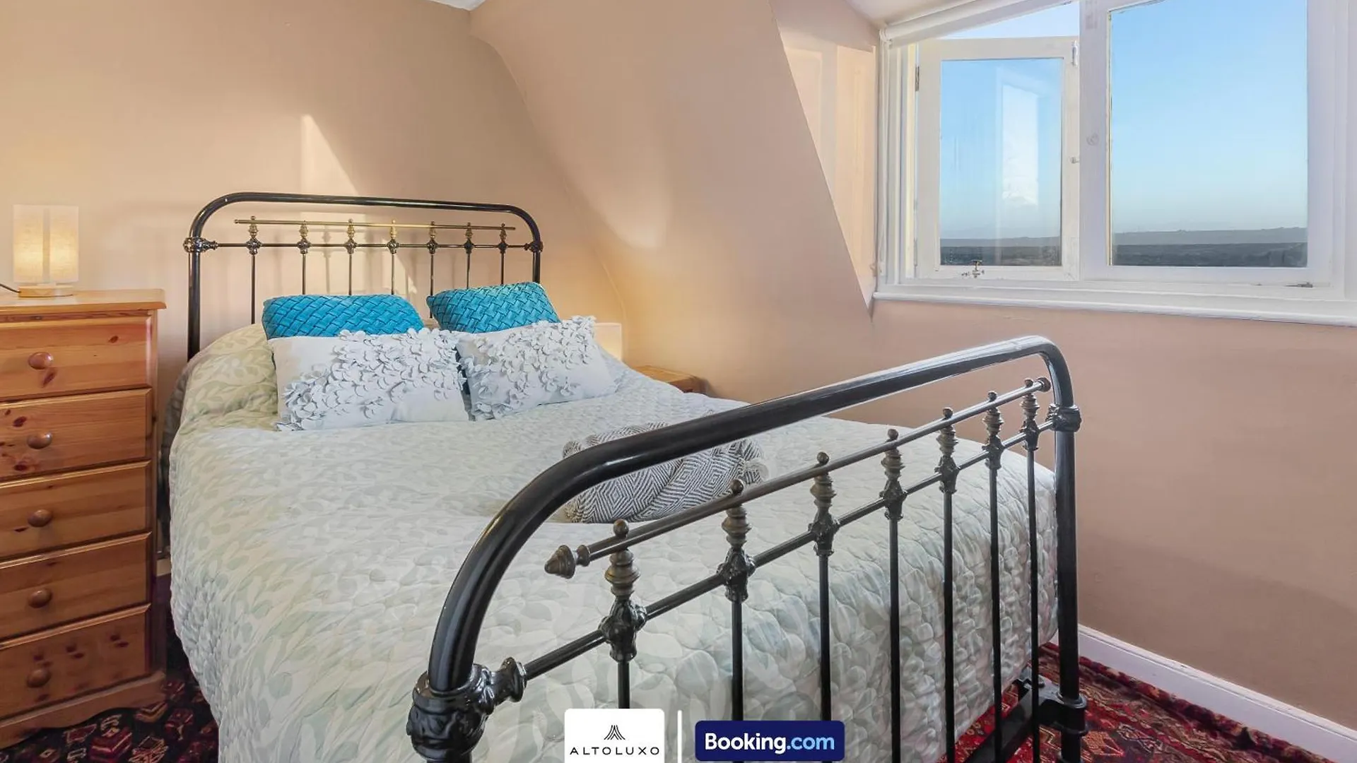 Spacestation Four 4 Bedroom Serviced Apartment By Altoluxoexperience Short Lets & Serviced Accommodation With Free Wifi Bristol