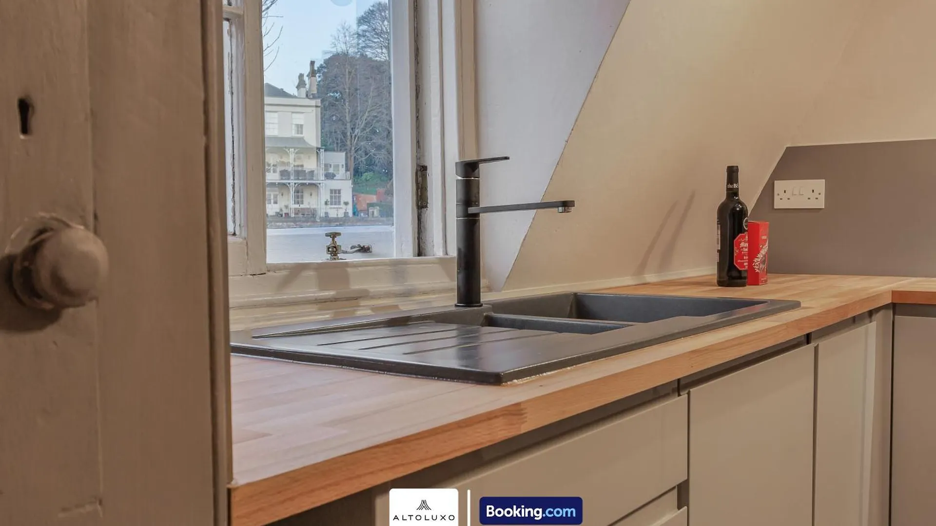 Spacestation Four 4 Bedroom Serviced Apartment By Altoluxoexperience Short Lets & Serviced Accommodation With Free Wifi Bristol
