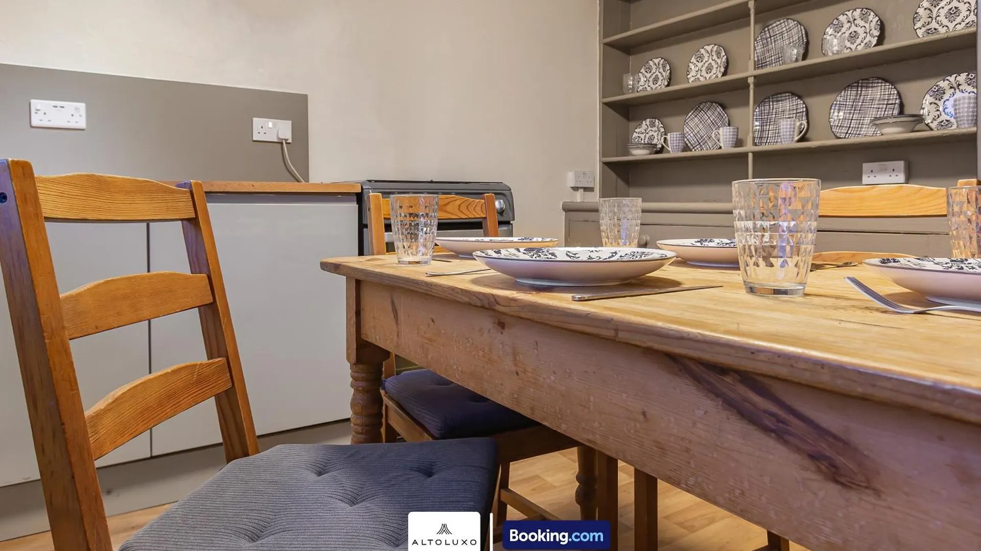 Spacestation Four 4 Bedroom Serviced Apartment By Altoluxoexperience Short Lets & Serviced Accommodation With Free Wifi Bristol