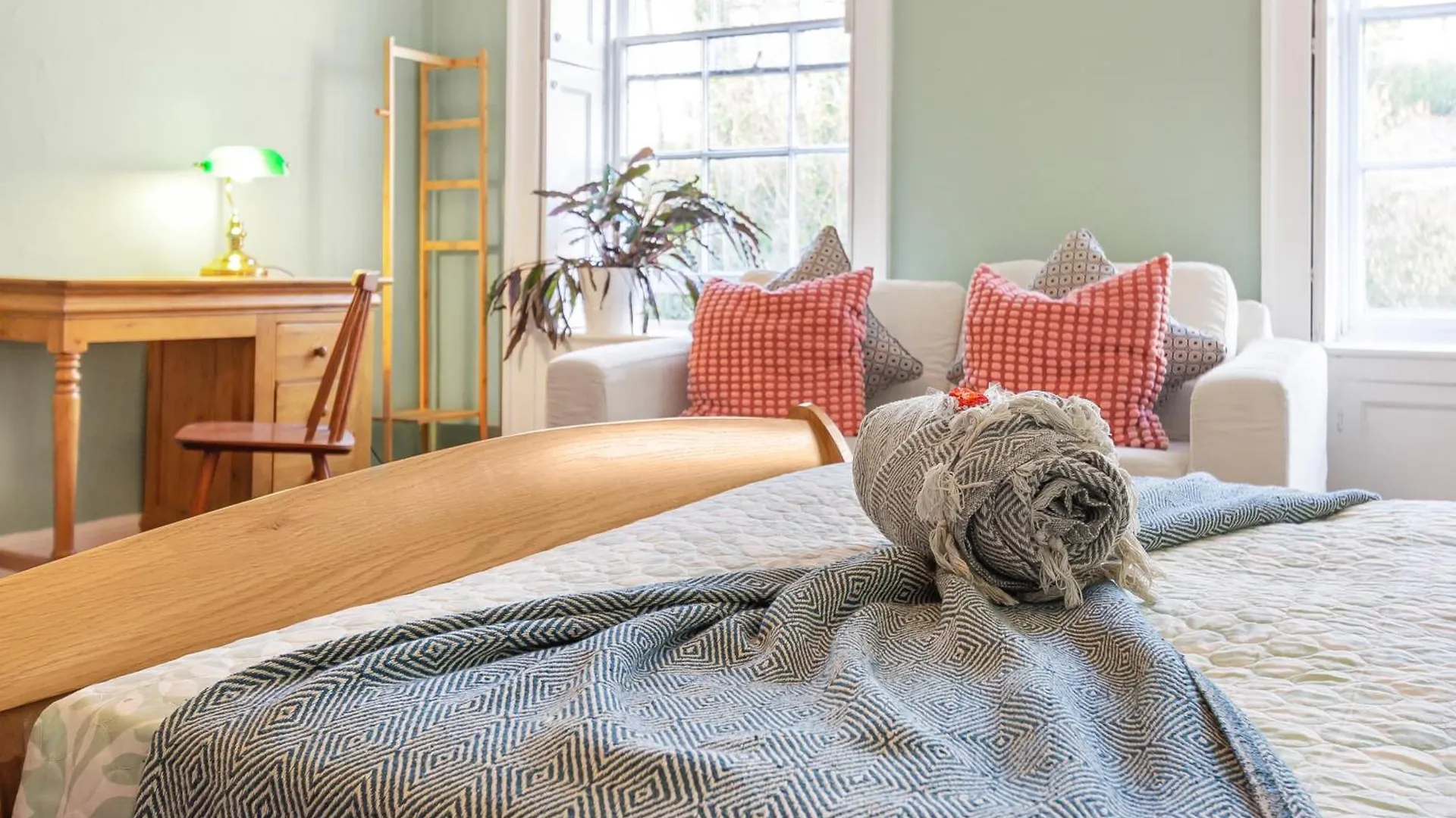 Spacestation Four 4 Bedroom Serviced Apartment By Altoluxoexperience Short Lets & Serviced Accommodation With Free Wifi Bristol
