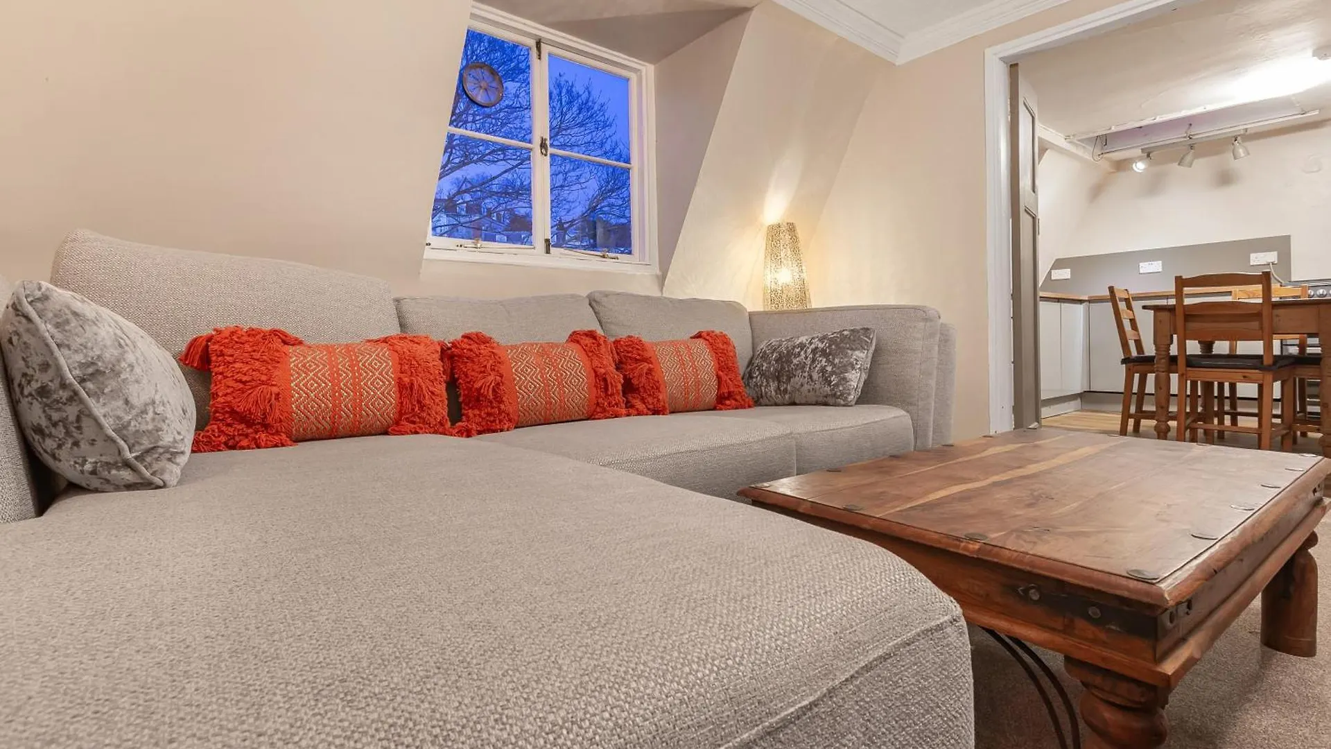 Spacestation Four 4 Bedroom Serviced Apartment By Altoluxoexperience Short Lets & Serviced Accommodation With Free Wifi Bristol