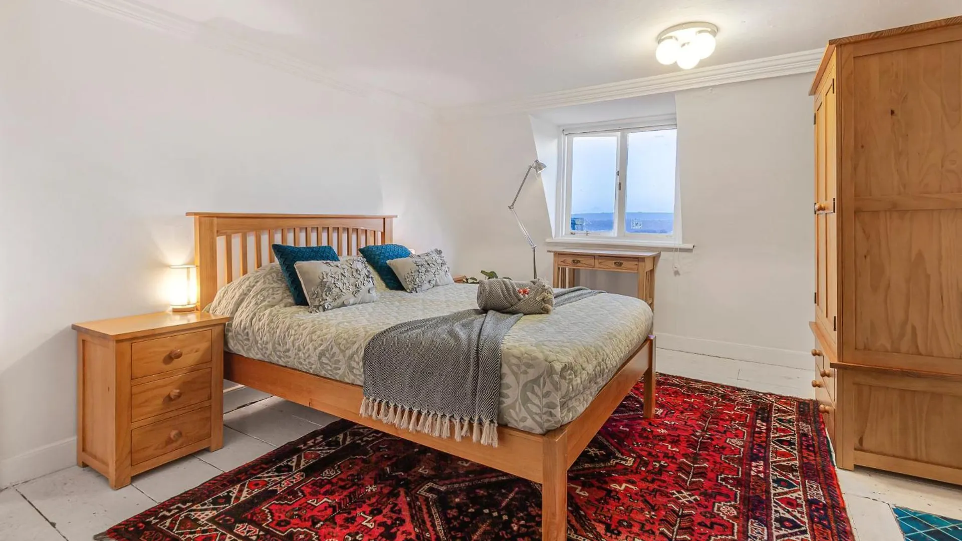Spacestation Four 4 Bedroom Serviced Apartment By Altoluxoexperience Short Lets & Serviced Accommodation With Free Wifi Bristol