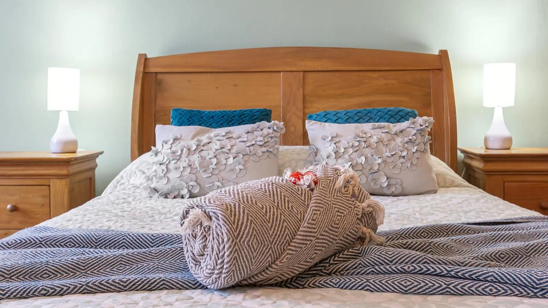 Spacestation Four 4 Bedroom Serviced Apartment By Altoluxoexperience Short Lets & Serviced Accommodation With Free Wifi Bristol