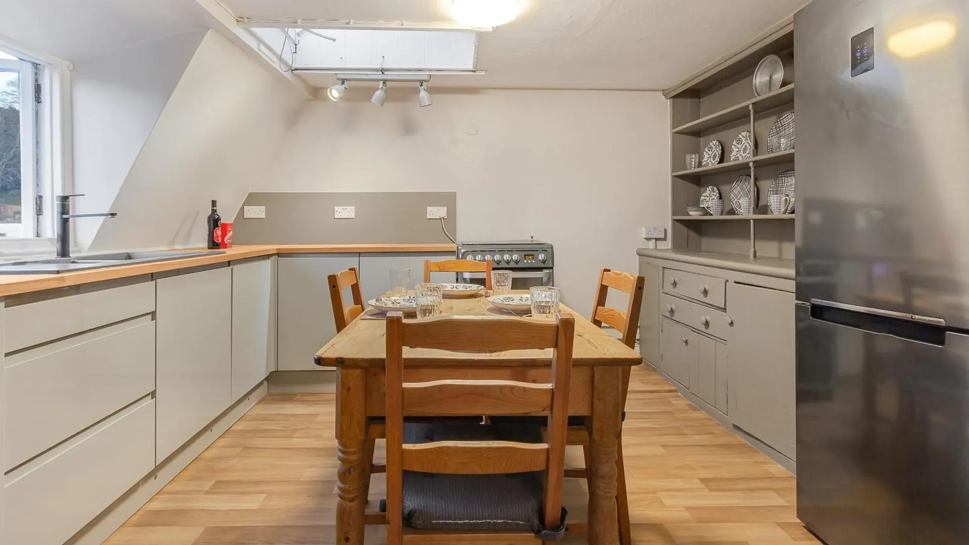 Spacestation Four 4 Bedroom Serviced Apartment By Altoluxoexperience Short Lets & Serviced Accommodation With Free Wifi Bristol