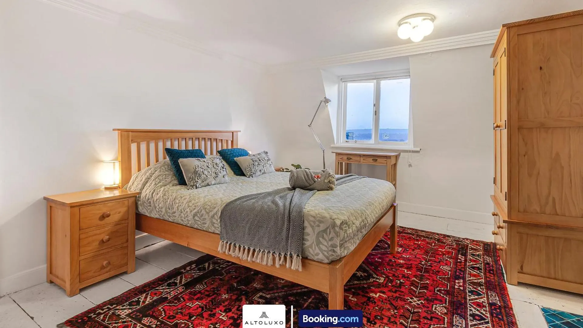 Spacestation Four 4 Bedroom Serviced Apartment By Altoluxoexperience Short Lets & Serviced Accommodation With Free Wifi Bristol 0*,  United Kingdom