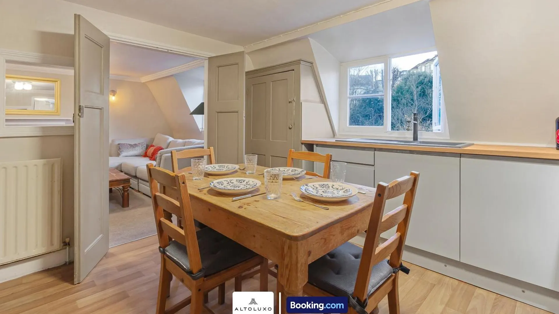 Spacestation Four 4 Bedroom Serviced Apartment By Altoluxoexperience Short Lets & Serviced Accommodation With Free Wifi Bristol 0*,  United Kingdom