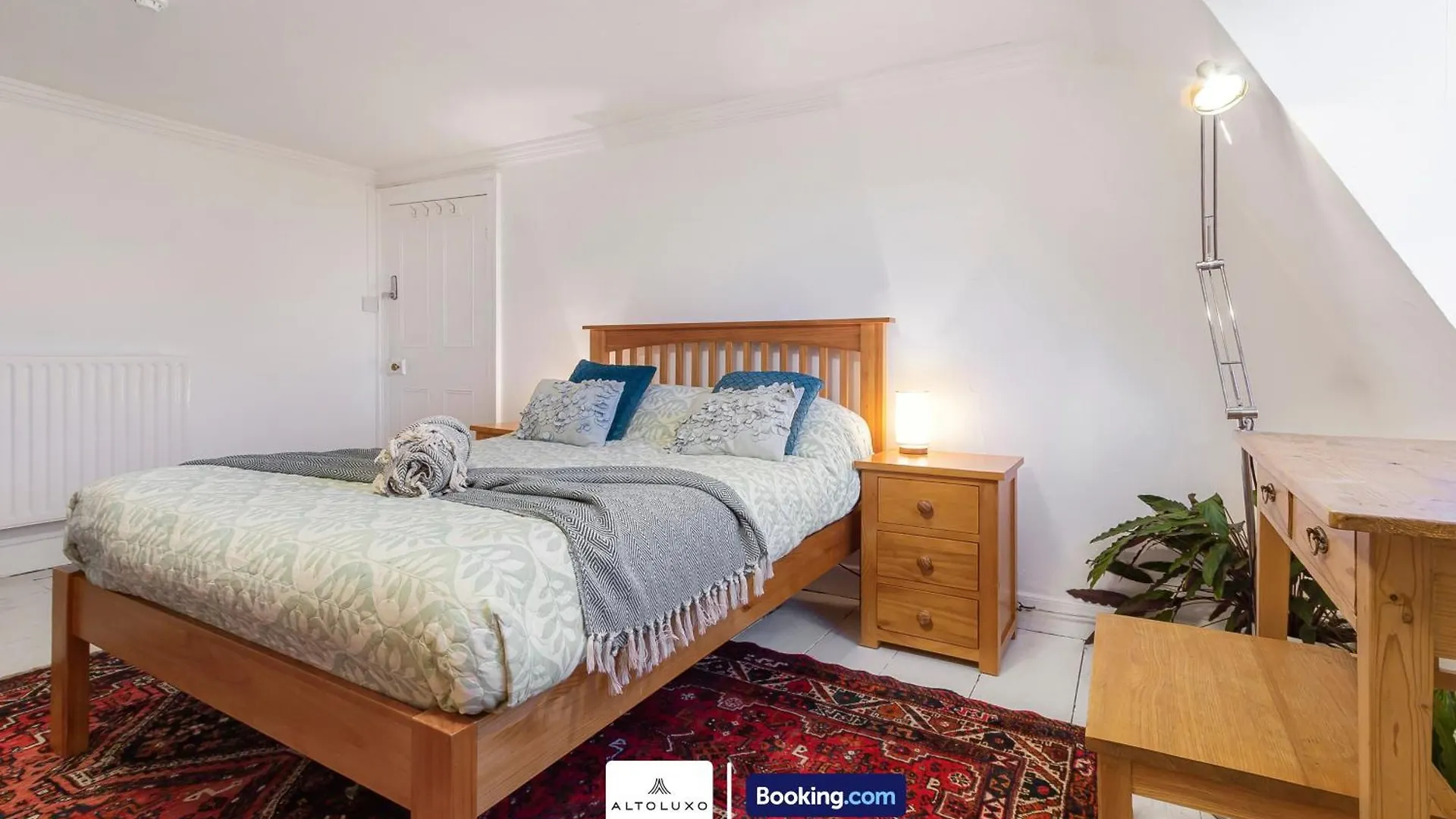 Spacestation Four 4 Bedroom Serviced Apartment By Altoluxoexperience Short Lets & Serviced Accommodation With Free Wifi Bristol