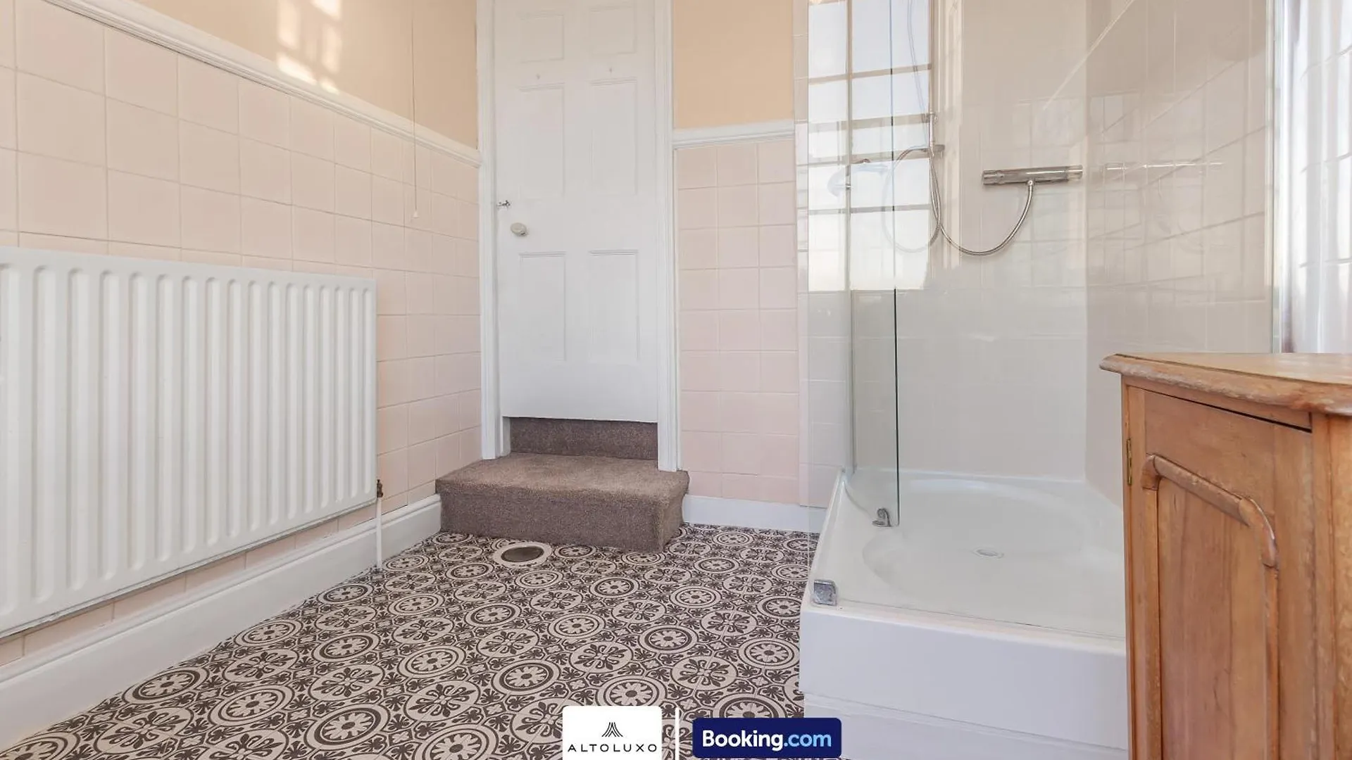 Spacestation Four 4 Bedroom Serviced Apartment By Altoluxoexperience Short Lets & Serviced Accommodation With Free Wifi Bristol